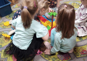Dzieci bawią się na dywanie