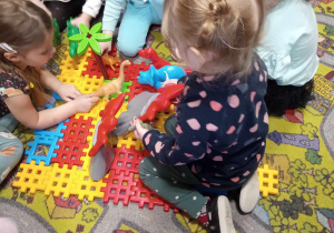 Dzieci układają budowle z klocków