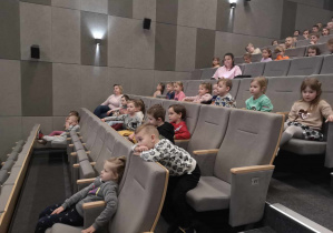 Dzieci siedzą na fotelach w kinie w Starym Młynie