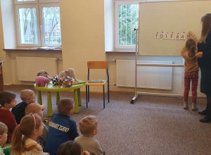 Wizyta grupy 6 w Bibliotece Pedagogicznej w Zgierzu na zajęciach o tolerancji i inności.