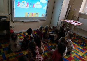 Dzieci odgadują rytmy na tablicy multimedialnej