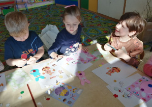Dzieci malują przy stolikach