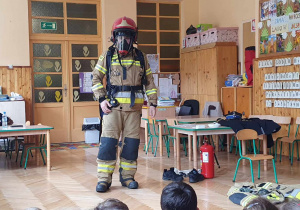 Prezentacja stroju strażaka podczas gaszenia pożaru.
