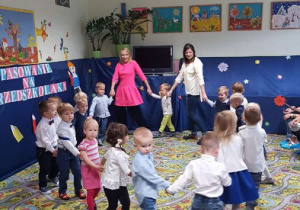 Dzieci z panią Kasią i Krzysią tańczą w kole.