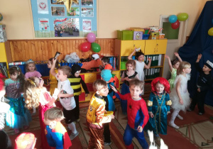 Dzieci podczas zabawy na balu