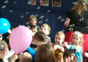 Dzieci podczas zabawy na balu 