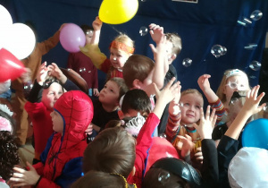 Dzieci podczas zabawy na balu 